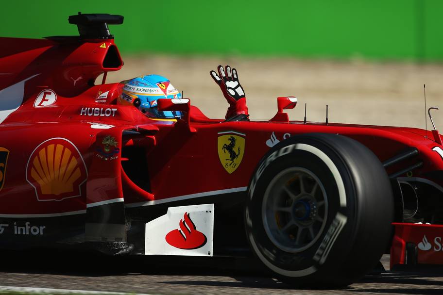 Alonso saluta il pubblico di Monza. Getty Images